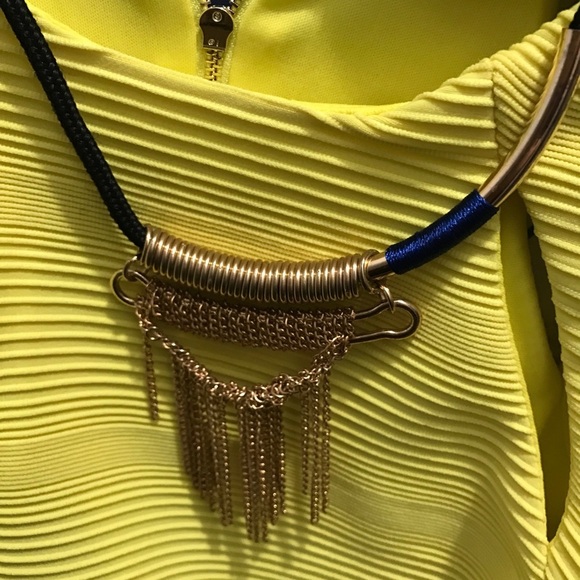 - New yellow cutout pablum top - Picture 4 of 7